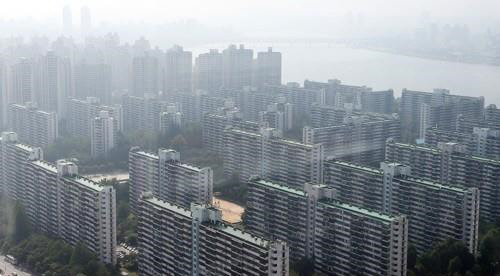 정부가 지난 14일 공개한 올해 공동주택 공시가격 현실화율이 단지별로 최대 20% 포인트 차이가 나는 것으로 나타났다. 서울 강남 지역 대표 재건축 단지인 잠실 주공 5단지 전경.<연합뉴스>